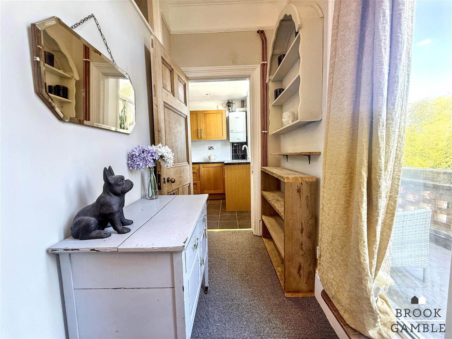 1 Bedroom Flat - Conversion. Hartfield Road in Eastbourne,  13